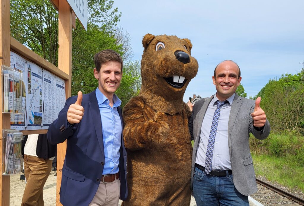 Frank von Meißner (rechts) mit Biber und Bürgermeister Rommeler